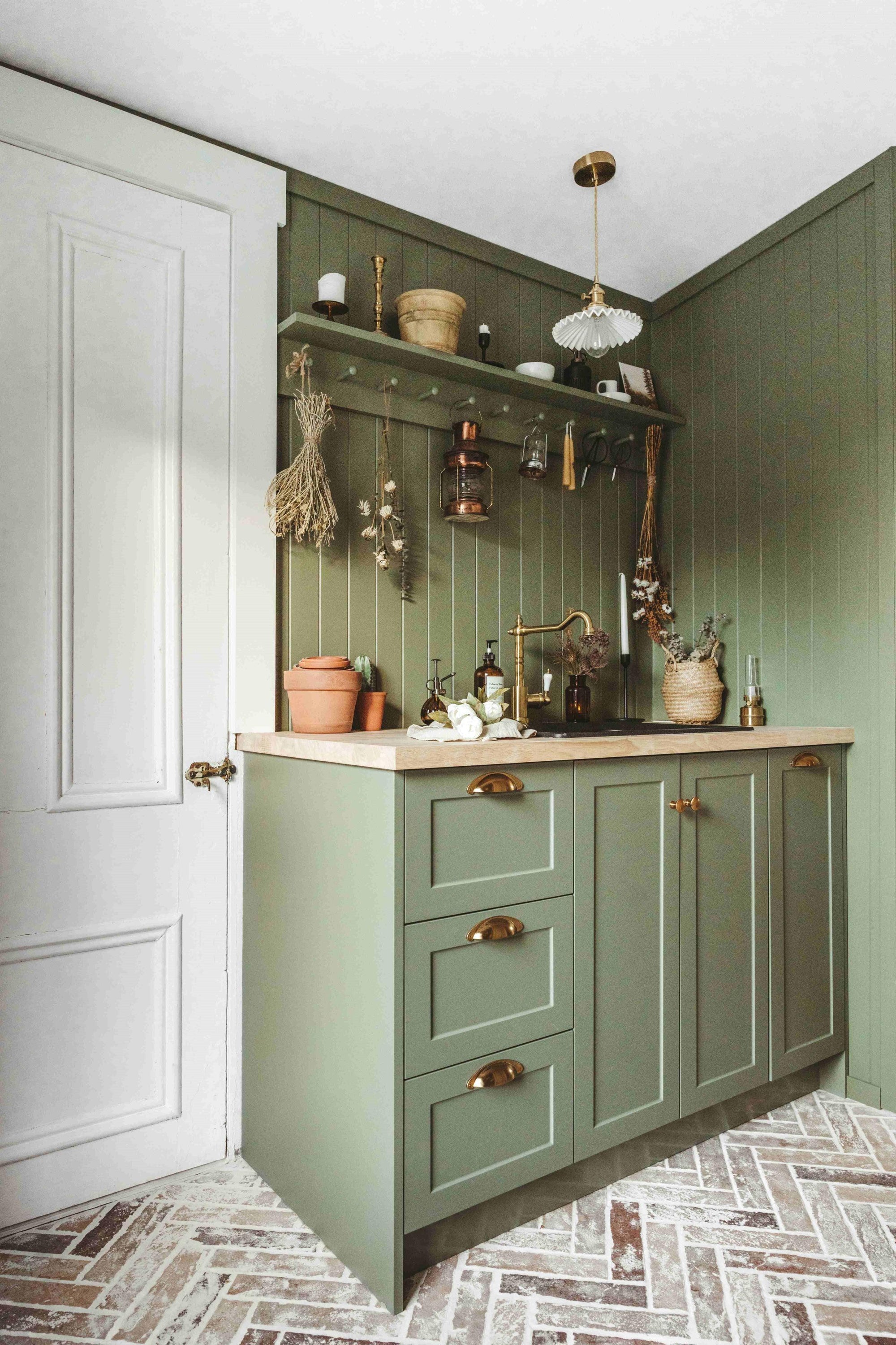 Sage Green Kitchen Cabinets: Bringing Calm and Freshness to Your Home